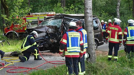 Mit hydraulischem Gerät musste der eingeklemmte Fahrer in Undeloh aus dem deformierten Fahrzeug befreit werden. 