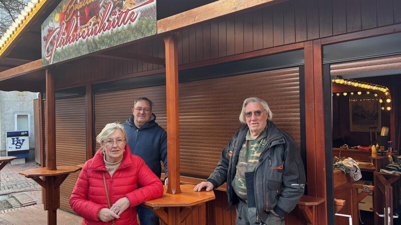 Mit ihnen sind Jahrzehnte auf dem Weihnachtsmarkt in Buxtehude verbunden: Inhaber John Engelken (Mitte) mit Mutter Elly Engelken und Mitarbeiter Erwin von Allwörden am Tag des Aufbaus der „Buxtehuder Glühweinhütte“.
