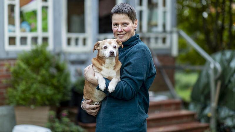 Warum Doris Urban ihr Leben den Hunden widmet Mit ihr begann alles vor elf Jahren: Doris Urban mit Lotta vor ihrem Haus „Lotta im Glück“ in Neuenkirchen.