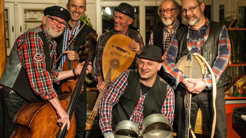 „Appeltown Washboard Worms“ laden zum Neujahrsempfang im Kulturforum Mit ihrem "Boogie-Woogie-Fiddle-Folk" weiß die norddeutsche Band ihr Publikum zum Tanzen zu bringen.