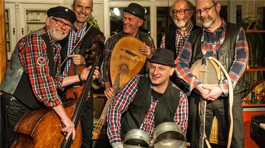 Mit ihrem "Boogie-Woogie-Fiddle-Folk" weiß die norddeutsche Band ihr Publikum zum Tanzen zu bringen.