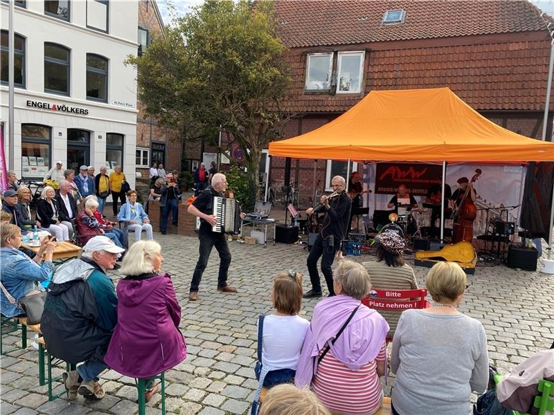 IMF-Finale: Appeltowns rocken Buxtehuder Petri-Platz Mit ihrem Boogie-Woogie-Skiffle-Rock tragen die Appeltown Washboard Worms zu einem gelungenen IMF-Abschluss bei. Foto: Weselmann
