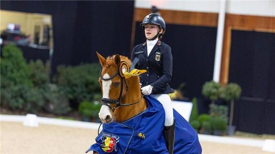 Mit ihrem Pferd Tropensonne gewann Lilli von Helldorff im belgischen Lier drei von drei möglichen Goldmedaillen.