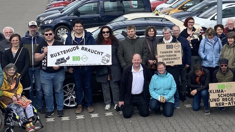 Etliche Betroffene protestieren für den Erhalt der CNG-Tankstelle in Buxtehude