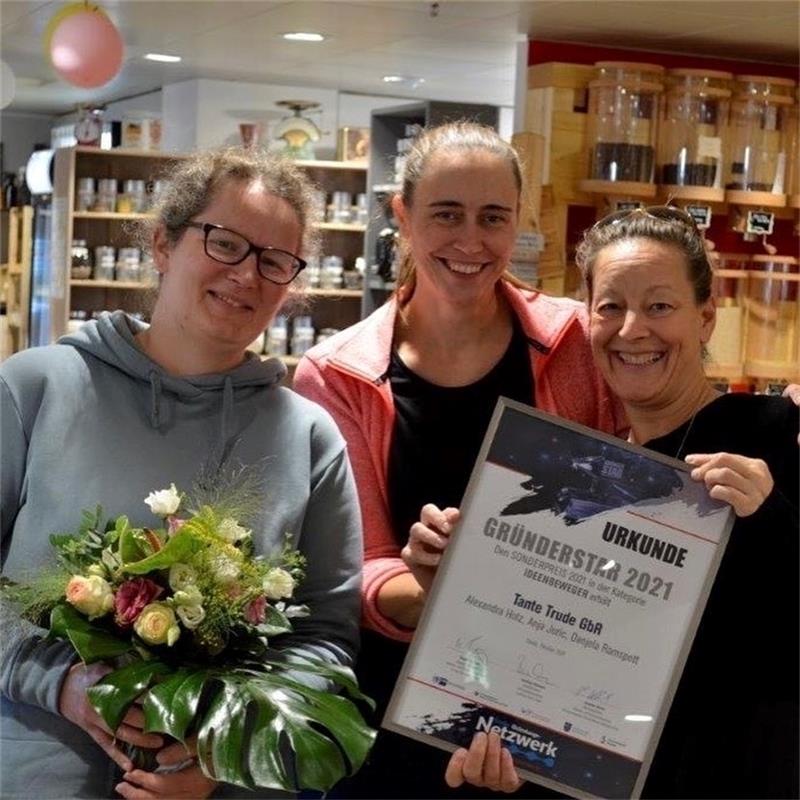 Mit ihrem Unverpackt-Laden erfolgreich: Die drei Gründerinnen Danjela Ramspott, Anja Juric und Alexandra Holz (von links) präsentieren stolz ihre Auszeichnung. Foto: Tante Trude