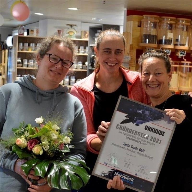 Gründerstar für „Tante Trude“: Unverpackt einkaufen ist nicht teurer Mit ihrem Unverpackt-Laden erfolgreich: Die drei Gründerinnen Danjela Ramspott, Anja Juric und Alexandra Holz (von links) präsentieren stolz ihre Auszeichnung. Foto: Tante Trude