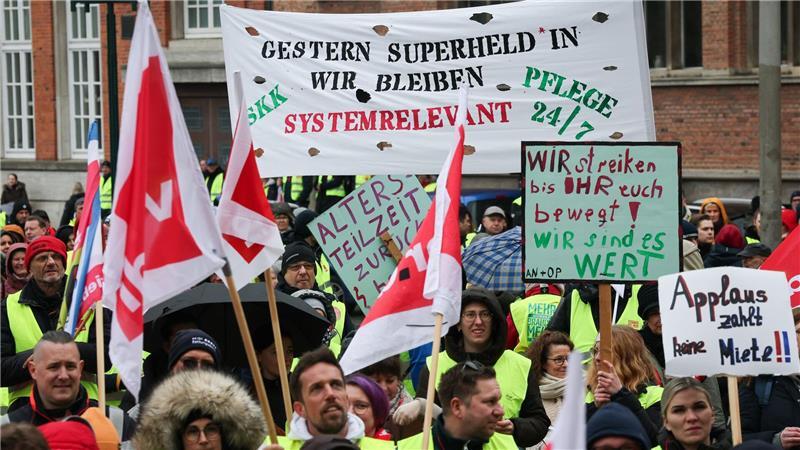 Mit ihrem Warnstreik wollen die Arbeitnehmer Druck in den Tarifverhandlungen machen.