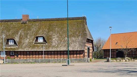Mit ihrem plattdeutschen Stück „Dat Paradies is annerswo“ treten die „Kutenhulder Bühnenpedder“ im Heimathaus „Op de Heidloh“ in Kutenholz auf.