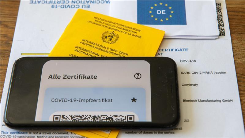 Mit ihren gefälschten Impfausweisen soll die Angeklagte einige Tausend Euro verdient haben. (Symbolbild)
