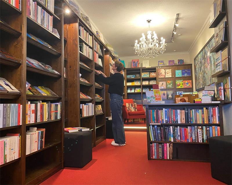 Rita Körner geht in Rente: Wer ihr Buxtehuder Geschäft übernimmt Mit ihrer Buchhandlung „ Literatur im Zimmer“ hat Rita Körner einen persönlichen Traum verwirklicht, der nach ihrem Abschied aus dem Geschäftsleben auf andere Weise weiterlebt.