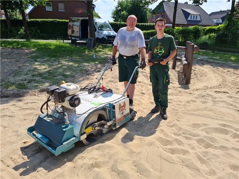 Mit ihrer Maschine reinigen Peter Reif (links) und Swen Gonell den Sand auf dem Spielplatz im Ohfeld. Eineinhalb Tage sind sie hier aktiv. Fotos: Beneke