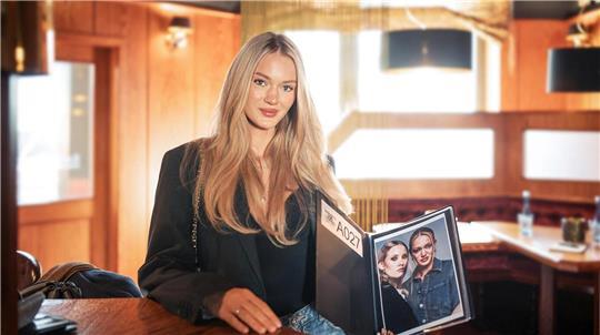 Mit ihrer Modelmappe im Gepäck erzählt Valeria im Hotel Haverkamp von ihrer Reise bei GNTM.