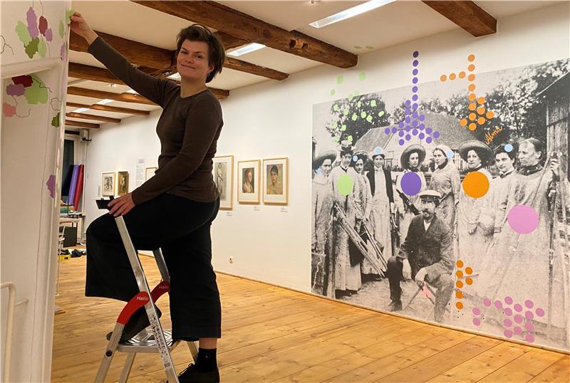 Mit ihrer auf die Ausstellung bezogenen Tape-Art schafft die Hamburger Künstlerin Anne Bracht eine Verbindung zur Gegenwart.