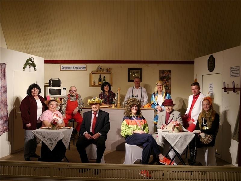 Premiere für Komödie op Platt Mit ihrer turbulenten Komödie sorgen Johann Schult (hinten von links), Ina Helmke, Bernd Meyer und Torben Poppe sowie Gerda Peters (vorne von links), Elfriede Wilhelmi, Hermann Poppe, Birgit Schlesselmann, Sandra von Allwörden, Timo Glandor