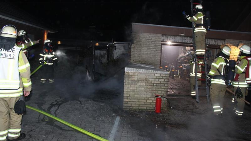 Mit rund 50 Einsatzkräften löschte die Feuerwehr einen Brand in der Lilienthalstraße.