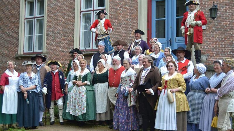 Mit knapp 50 historischen Darstellern der Gruppe „Les Boutonnières“ wird das Schloss Agathenburg an zwei Tagen zu einem lebendigen Museum.