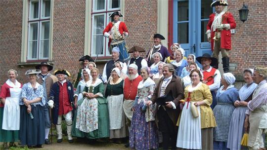 Mit knapp 50 historischen Darstellern der Gruppe „Les Boutonnières“ wird das Schloss Agathenburg an zwei Tagen zu einem lebendigen Museum.