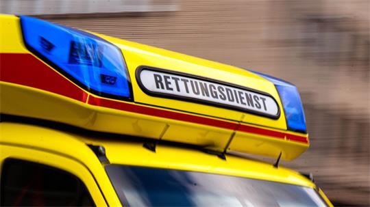 Mit lebensgefährlichen Verletzungen kommt ein 18-jähriger Autofahrer in ein Krankenhaus. (Symbolbild)