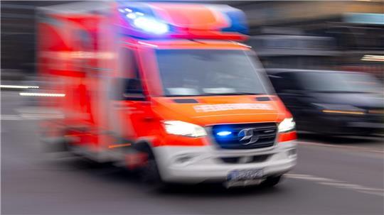 Mit lebensgefährlichen Verletzungen wird der gerettete Bewohner in ein Krankenhaus gebracht. (Symbolbild)