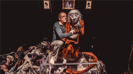 Mit lebensgroßen Puppen erweckt die Bühne Cipolla das Schauerstück von Edgar Allan Poe zum Leben.