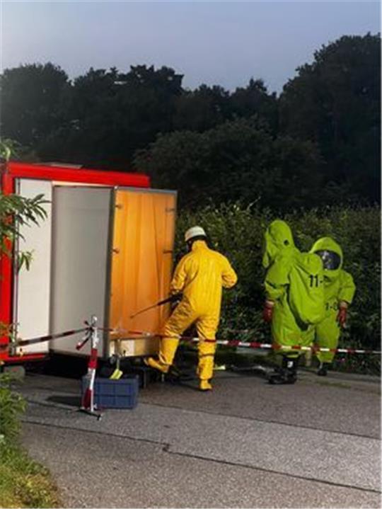 Mit luftdichten Anzügen schützten sich die Feuerwehrleute vor dem giftigen Chlorgas. Foto: Feuerwehr