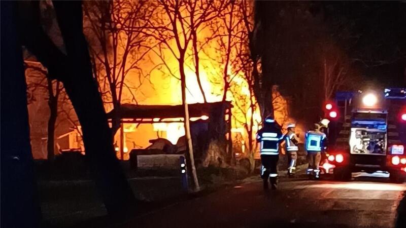 Bauernhaus steht in Flammen: Mann stirbt bei Brand in der Wesermarsch Mit mehr als Einsatzkräften rückte die Feuerwehr zu einem Brand in Stadland aus. Für den 73-jährigen Bewohner kam jedoch jede Hilfe zu spät.