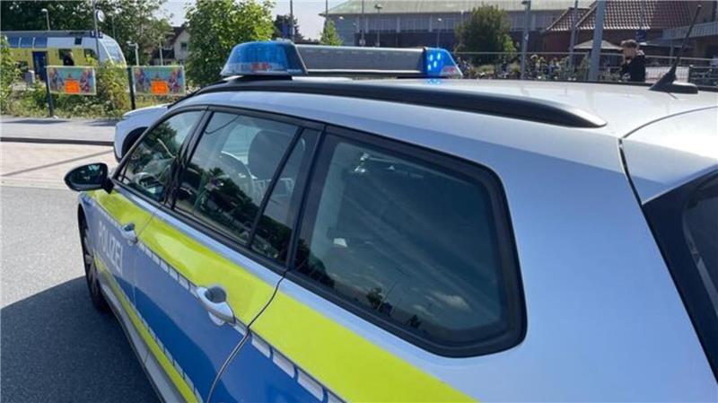 Messer-Alarm und Schlägereien: Das unternimmt die Bahn gegen Gewalt in Zügen Mit mehreren Einsatzwagen ist die Polizei vor Ort.