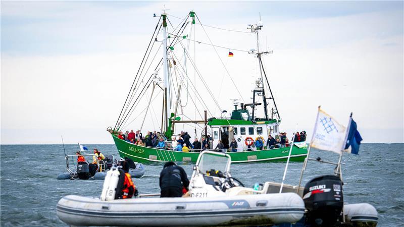 So jagen Taucher Geisternetze am Grund der Nordsee Mehrere Boote und ein Schiff des Projekts «Geisternetze Ostfriesland» sind auf der Nordsee unterwegs.