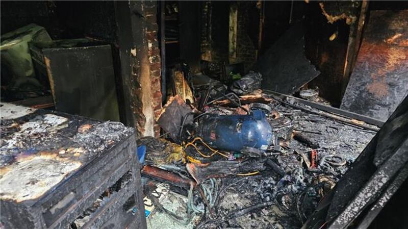 Mit mehreren Strahlrohren kann das Feuer unter schwerem Atemschutz gelöscht werden.