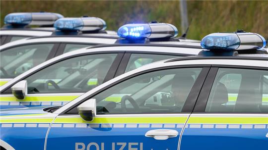 Mit mehreren Streifenwagen rückte die Polizei zum Rastplatz Rosengarten-Ost aus.