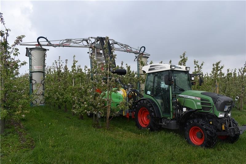 Mit modernen Dreizeilen-Pflanzenschutzgeräten sowie Wissenschaft und Beratung hat der Obstbau den Mitteleinsatz erheblich reduziert. Foto: Vasel