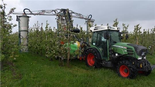 Mit modernen Dreizeilen-Pflanzenschutzgeräten sowie Wissenschaft und Beratung hat der Obstbau den Mitteleinsatz erheblich reduziert