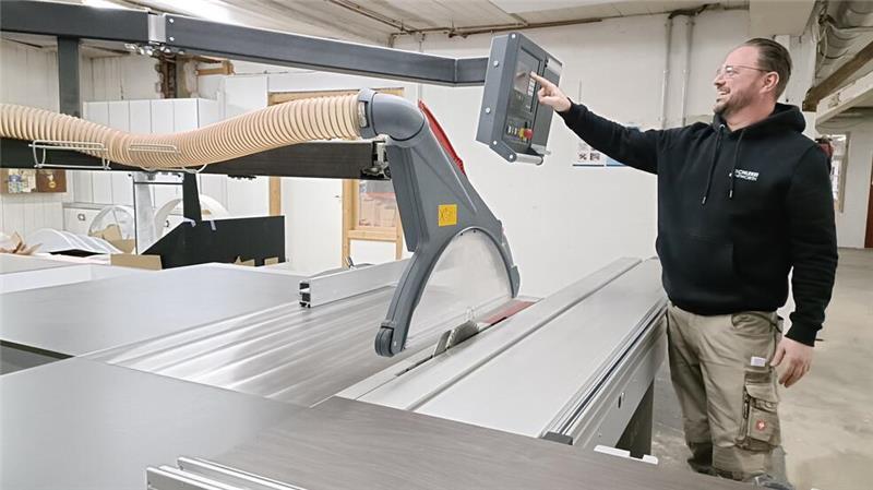 Klintworth-Brüder aus Helmste mit Händchen für Möbel und Särge Mit modernen Maschinen wird das Holz weiterverarbeitet.