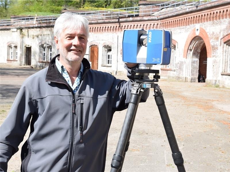 Mit modernen Messgerät im historischen Fort im Einsatz: Professor Thomas Karsten in der Festung Grauerort. Foto Strüning