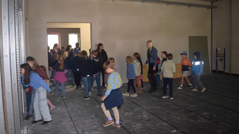 Mit neugierigen Blicken erkunden die Kinder jeden Winkel der Grundschule.