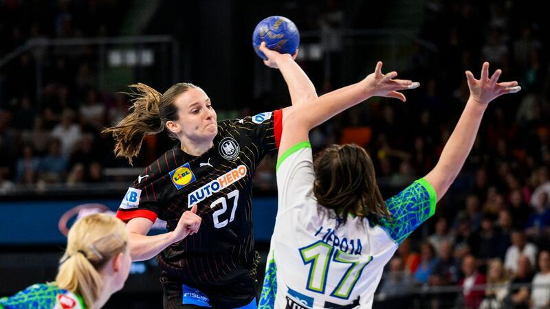 DHB-Frauen auf Olympia-Kurs - Coach: „Alle unter Druck“ Mit neun Toren die beste deutsche Werferin: Julia Maidhof.