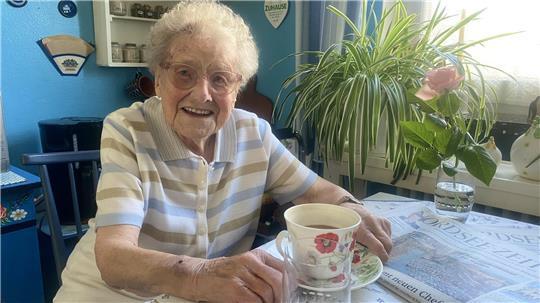 Mit nun 105 Jahren interessiert sich Gerda Borck lebhaft für alles um sie her, vor allem politisches Weltgeschehen.