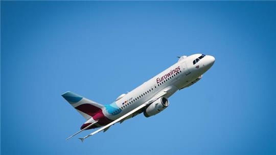 Mit nun rund 120 Flugzeugen biete Eurowings wegen der weiter stark wachsenden Nachfrage 13 Prozent mehr Plätze an als im Vorjahr.