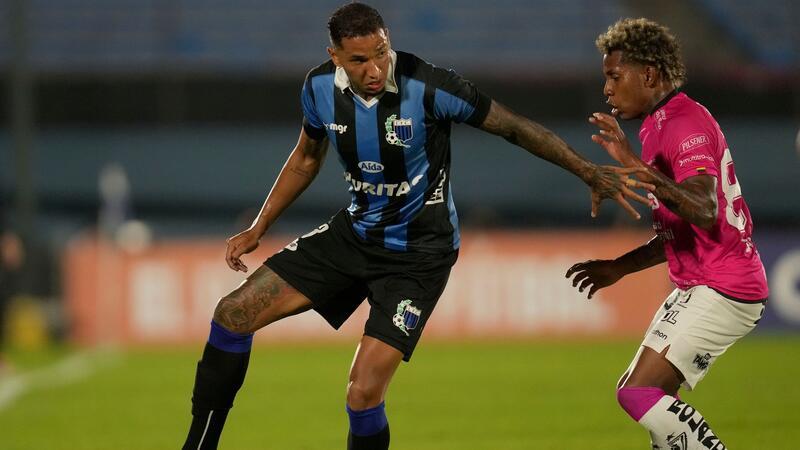 Nach Kollaps im Spiel: Uruguayischer Fußballer Izquierdo tot Mit nur 27 Jahren ist Juan Manuel Izquierdo (l) an den Folgen eines Herz-Kreislauf-Stillstands gestorben.