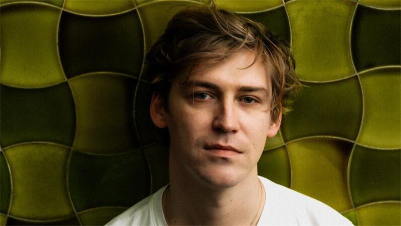 Hanse Song Festival in Stade: Line-up komplett, Vorverkauf beginnt Mit pointierten Beobachtungen und humorvoller Protest-Attitüde präsentiert Ansa Sauermann seinen deutschsprachigen Songwriter-Pop.