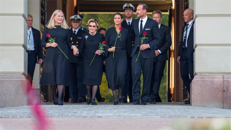 Andächtige Prozession: Familie begleitet Sarg von Harald V. Mit roten Rosen traten Haakon und Teile seiner Familie auf den Schlossplatz.