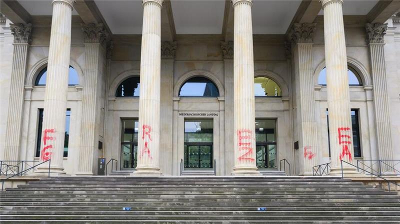 Mit roter Farbe war „Free Gaza“ auf das Landtagsgebäude geschmiert worden. (Archivbild)