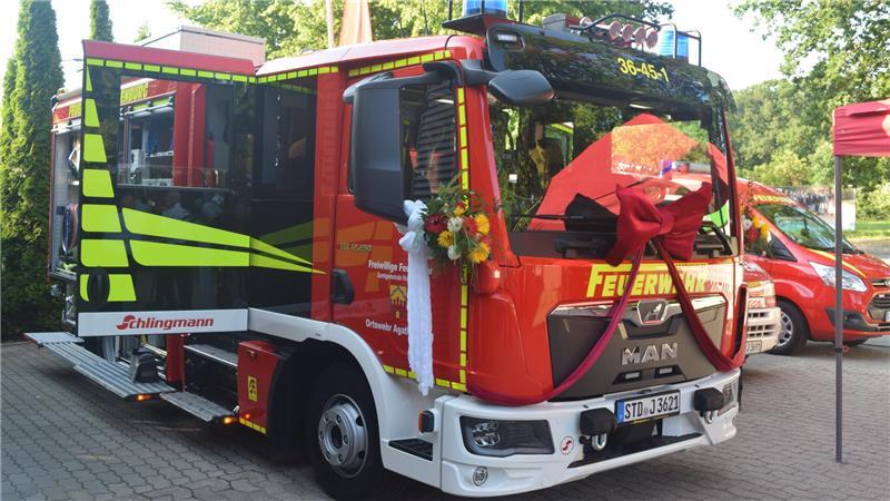 Mit roter Schleife und Blumen geschmückt, steht das neue MLF „Florian Stade 36-45-1“ vor dem Feuerwehrgerätehaus in Agathenburg.