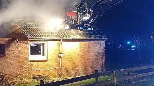 Mit rund 110 Einsatzkräften rückte die Feuerwehr zu einem Brand in Stadland aus. Für eine Person kam allerdings jede Hilfe zu spät.