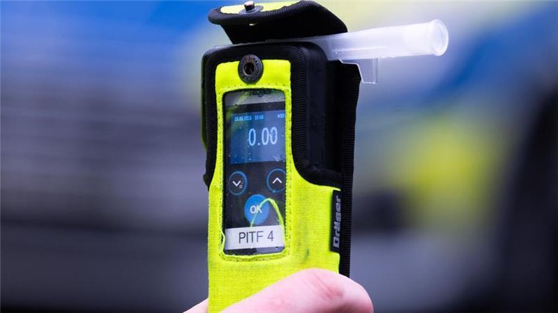 Bundespolizei trägt Betrunkenen zur Wache - 4,69 Promille Mit sagenhaften 4,69 Promille war am Bahnhof Hamburg-Harburg ein Mann unterwegs. (Symbolbild)