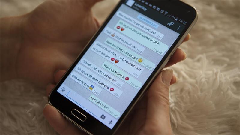 Mit scheinbar harmlosen Bitten nach heißen Fotos von jungen Frauen im Chat fängt es an und mit Erpressung endet es meist für sie.