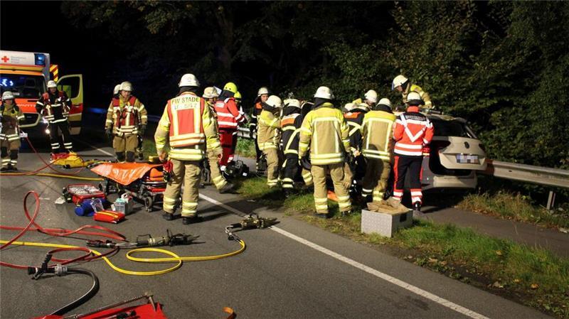B73 in Stade: Taxifahrer und Pferde verunglücken tödlich Mit schwerem Gerät befreite die Feuerwehr den eingeklemmten Fahrer.