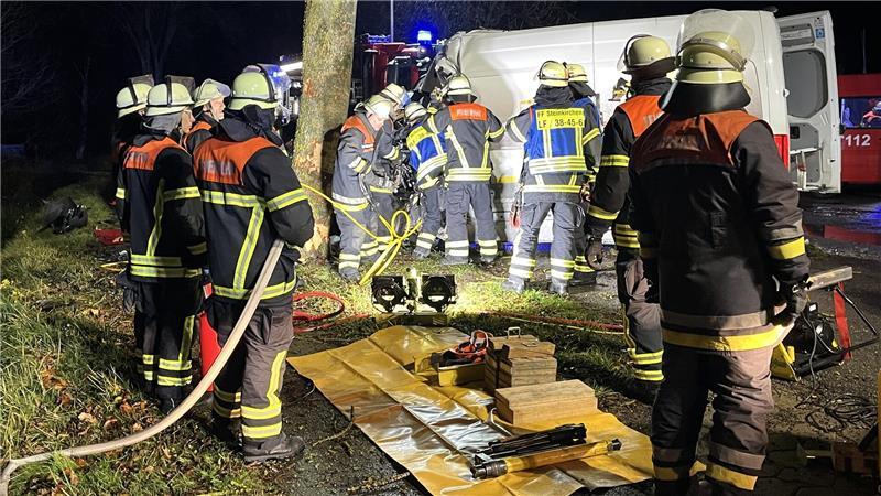 Mit schwerem Gerät befreiten die Feuerwehrleute den Schwerstverletzten aus dem Wrack.