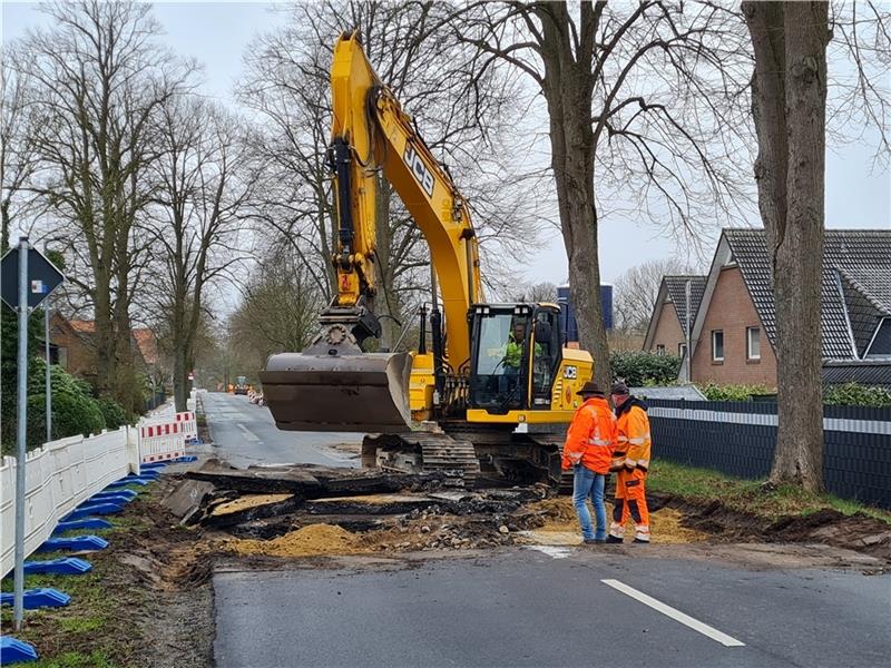 Mit schwerem Gerät sind die Bauarbeiten in Issendorf gestartet. Über Monate wird die Hauptstraße deshalb für den Verkehr gesperrt. Foto: Beneke