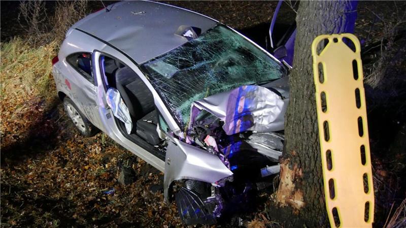 Mit schwerem Rettungsgerät wird der eingeklemmte Fahrer aus seinem völlig demolierten Fahrzeug befreit und an den Rettungsdienst übergeben.